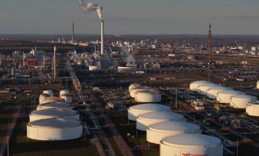 Блокадата на Ормуз е свила добива на петрол от ОПЕК с 30% и заплашва ръста на търсенето