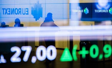 Европейските фондови пазари затварят с повишения, следейки ходовете на централните банки