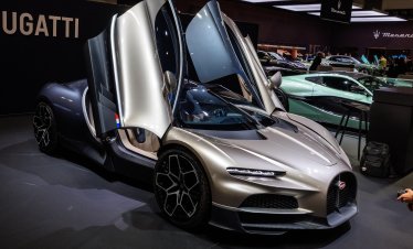 Шефът на Bugatti: Бъдещето на суперавтомобилите е двигателят с вътрешно горене