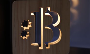 Биткойнът си върна позицията над 90 хил. долара, но трейдърите още са в отбрана