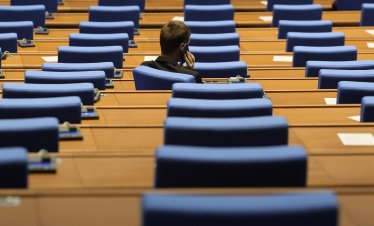Депутатите все пак ще замразят заплатите си