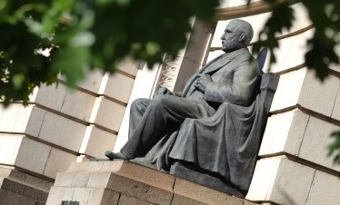 Студенти ще учат безплатно, ако сключат договор с одобрен от кабинета работодател