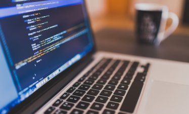 Растежът на софтуерния сектор в България се забавя, но запазва значителен принос към БВП