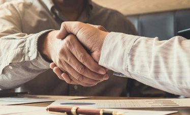 Секторът на бизнес услугите в България се разширява с 0,7% през май