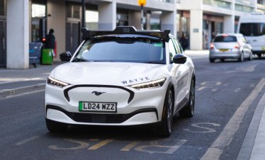 Stellantis,  Wayve Technologies и Uber се обединяват за масово навлизане на роботизирани таксита