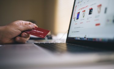 Онлайн магазинът продава. Защо тогава всяка промяна става по-скъпа?