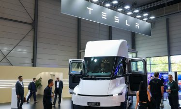 Tesla започва доставките на електрическия камион Semi