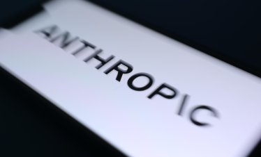 Sony и Warner Music съдят Anthropic заради песни, използвани при обучението на изкуствен интелект