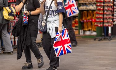 Инфлацията в британските магазини леко се забавя, търговците удължават промоциите