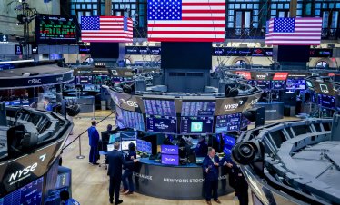 Dow изтри 350 пункта, Nasdaq спадна с 1%