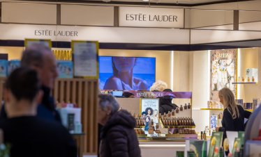 Продажбите на Est&eacute;e Lauder надвиха прогнозите, докато възстановяването набира скорост