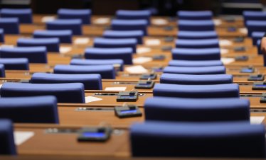 Депутатите замразиха възнагражденията си на нивата от март тази година