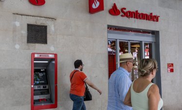 Santander застана начело по пазарна капитализация в Испания, измествайки собственика на Zara 