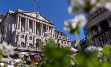 Английската централна банка понижи лихвения процент с историческо прегласуване