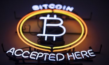 Цената на биткойна удари 21-месечно дъно, притисната от Strategy и Фед