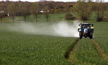 ЕС обмисля складиране на торове и облекчения за фермерите заради войната в Близкия изток