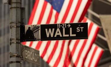 Wall Street затваря със спад на фона на скъпия петрол и спада при компании, свързани с&nbsp;AI