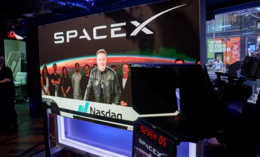 Стартът на търговията със SpaceX даде тласък на Wall Street в последния ден от седмицата