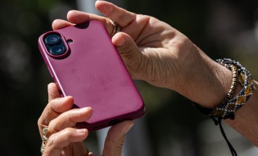 Великобритания иска Apple и Google да блокират изображения с голота на устройствата на децата