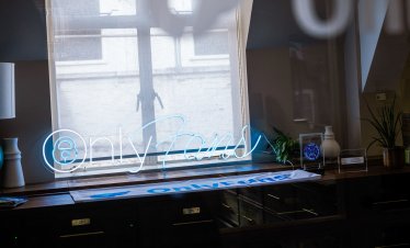OnlyFans е изплатила на собственика си дивидент от 709 млн. долара в месеците преди смъртта му