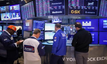 Индексите на Wall Street се повишават, доходността по държавните облигации спада*