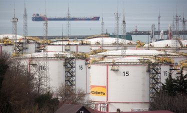 Приходите от&nbsp;петрол и газ в руския бюджет намаляват наполовина през януари