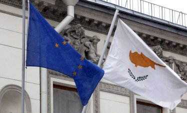 S&P повишава рейтинга на Кипър заради намаляването на задлъжнялостта