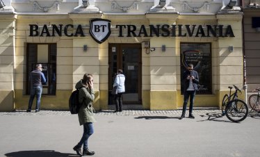 Рекордна глоба удари акциите на румънски банки след разследване на междубанковите лихви