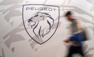 Фамилия Пежо се тресе от вътрешни борби, докато се състезава за контрол над Stellantis