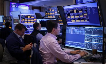 Dow Jones прибави над 470 пункта в края на печеливша седмица за американските акции