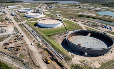 Глобалните петролни резерви всъщност още не са стигнали дъната на резервоарите