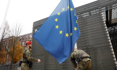 Възходът на крайната десница заплашва усилията на Европа за превъоръжаване