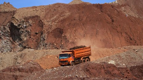 Екологичен парадокс: Индонезия жертва околната среда, за да подкрепи електромобилите