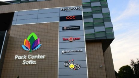 Битката за освободените от "Пикадили" магазини продължава