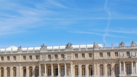 Скулптор огражда Версай със стоманени арки 