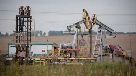 Петролът поевтинява заради притеснения за търсенето*