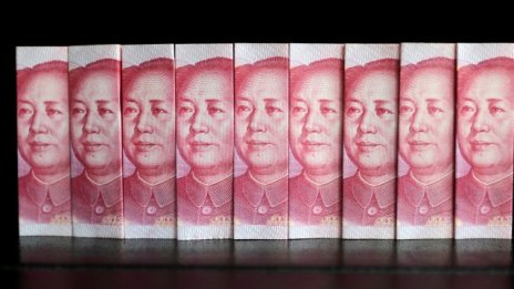 Китайските валутни резерви се топят до 5-годишно дъно през май