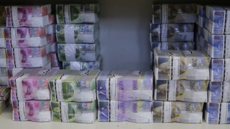 Политическата несигурност тласна инвеститорите към активи убежища