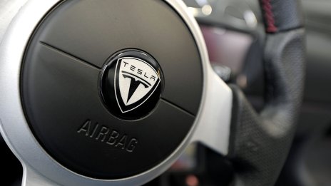 Tesla иска да реанимира автомобилния си бизнес чрез демонстрация с летяща кола
