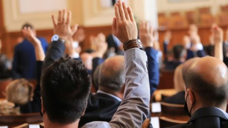 Парламентът прие оставката на правителството