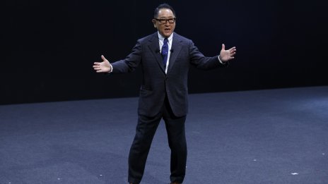 Оттеглянето на Акио Тойода подчертава смяната на поколенията в Toyota