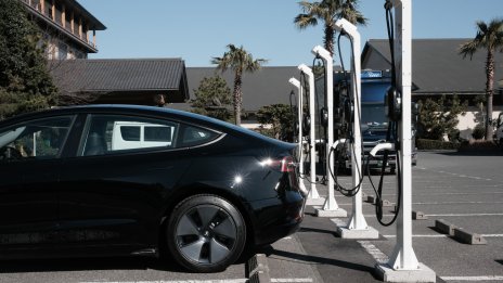 Оператор на зарядни станции призова Япония да гарантира паркоместата на електромобилите