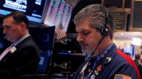 Dow Jones загуби 250 пункта в началото на търговията на Wall Street*