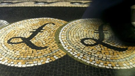 Британският паунд се насочва към най-добрата си седмица от 2009 г.