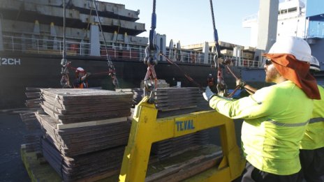 Медта поевтиня до нивото си от 2009 г.