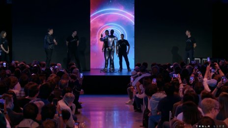 „За бъдеще без бедност": Tesla представи хуманоиден робот