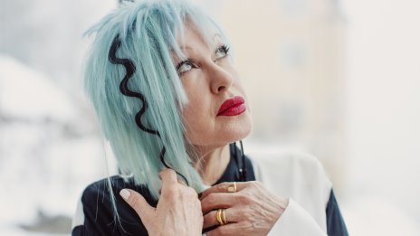 Поп иконата от 80-те Синди Лоупър продава каталога си на бивш член на ABBA