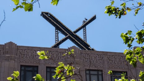 Рекламодателите в социалната мрежа Х вече няма да могат да промотират профилите си