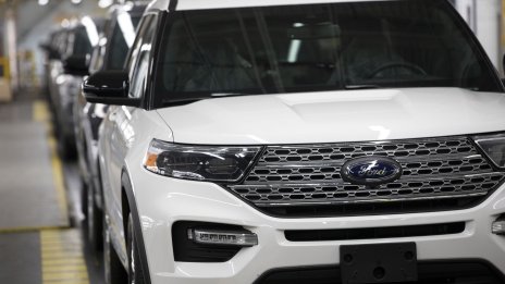 Автоконцерните в САЩ залагат на хибридите, докато търсенето на електромобили се охлажда