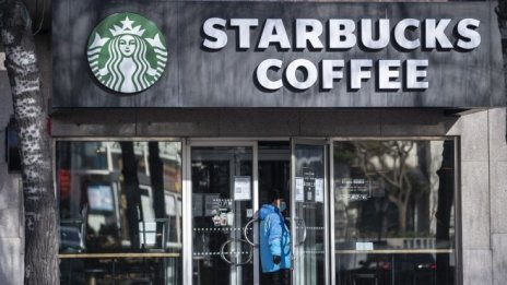 Starbucks очаква печалбата за второто тримесечие да спадне почти наполовина